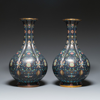 Paire de grands vases de forme bouteille en émaux cloisonnés à décor de chauve-souris et caractères shou, Chine, 19ème
