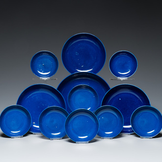 Quatre assiettes et huit coupes en porcelaine de Chine en bleu monochrome, marque et époque de Guangxu