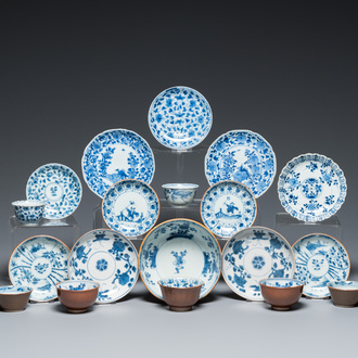 Elf Chinese blauw-witte schotels, zeven koppen en een kom, Kangxi/Qianlong