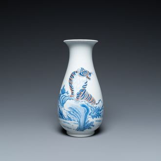 Een Chinese blauw-witte en koperrode 'tijger' vaas, Zhong Guo Jingdezhen Zhi 中國景德鎮製 merk, 20e eeuw