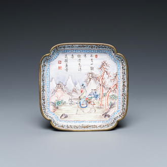 Coupe de forme carrée en émaux de Canton figurant un lettré dans un paysage et un poème, Chine, Qianlong