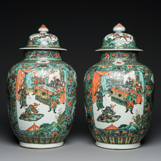 Paire de vases couverts en porcelaine de Chine famille verte, 19ème