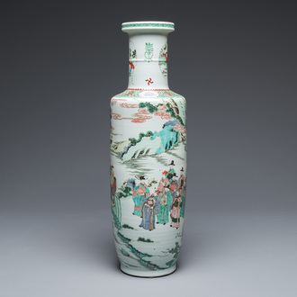 Grand vase de forme rouleau en porcelaine de Chine famille verte, 20ème