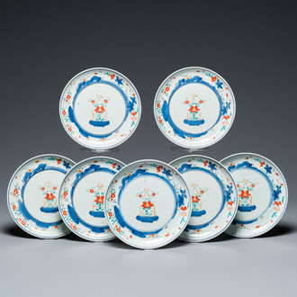 Sept assiettes en porcelaine de style Kakiemon à décor de paniers fleuris, Japon, marque de Chenghua, Edo, 17/18ème
