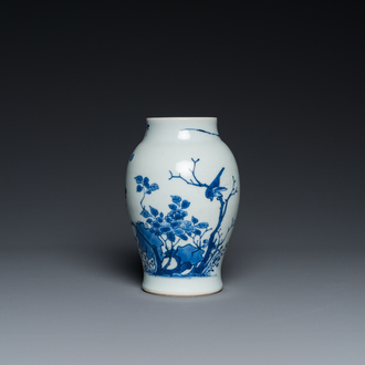 Vase en porcelaine de Chine en bleu et blanc à décor d'oiseaux parmi des branches fleuries, Chongzhen