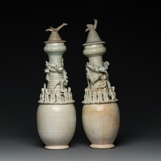 Deux grandes urnes couvertes en grès porcelaineux à émail qingbai aux décors appliqués, Song/Yuan