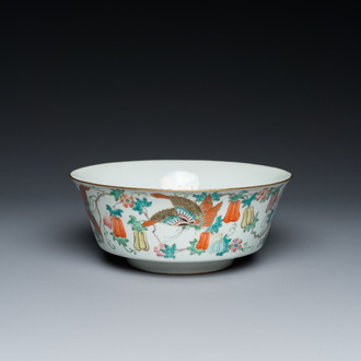 Bol en porcelaine de Chine famille rose à décor de papillons, marque et époque de Jiaqing