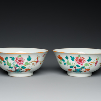 Paire de bols en porcelaine de Chine famille rose à décor floral, marque et époque de Qianlong