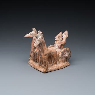 Groupe en terre cuite peinte figurant une calèche aux chevaux, Chypre, ca. 8ème av. J.-C.