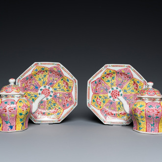 Paire de théières sur supports de forme octogonale en porcelaine de Chine famille rose, Yongzheng