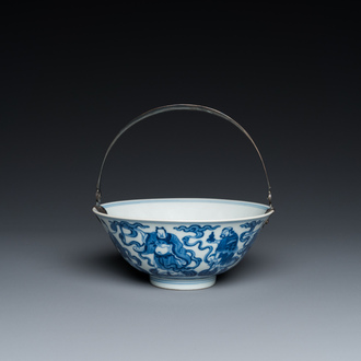 Bol en porcelaine de Chine en bleu et blanc à décor des huit immortels monté d'une anse en argent, marque et époque de Qianlong