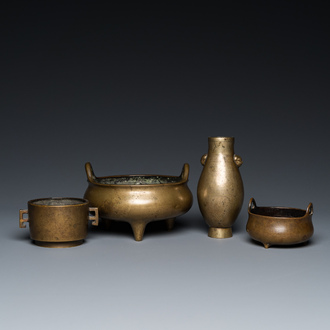 Trois brûle-parfums en bronze et un vase incrusté d'argent, Chine, Qing