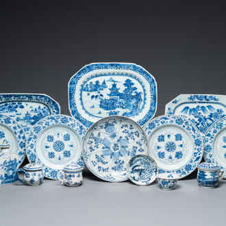 16 pièces en porcelaine de Chine en bleu et blanc, Kangxi/Qianlong