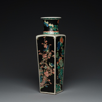 Vase de forme carrée en porcelaine de Chine famille noire, Kangxi