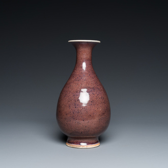 Un vase de forme 'yuhuchunping' en porcelaine de Chine à émail monochrome foie de mulet, 19ème