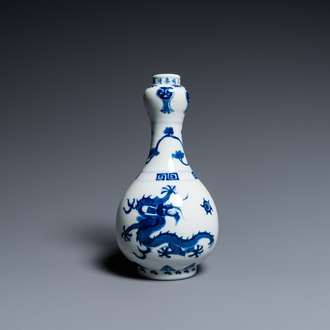 Vase de forme bouteille en porcelaine de Chine en bleu et blanc à décor de dragons, marque de Jiajing, 19/20ème