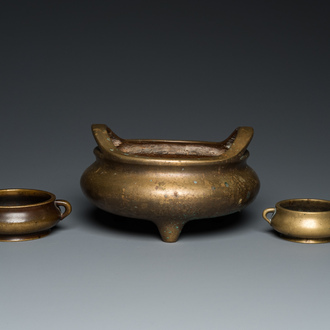 Drie Chinese bronzen wierookbranders, Xuande en Gu Shi 古式, Qing/Republiek