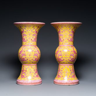 Een paar Chinese 'gu' vazen met roze draken op gele fondkleur, Jia Xu Nian Zhi 甲戌年製 merk, gedateerd 1874
