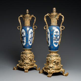 Paire de vases en porcelaine de Chine à fond bleu poudré montés en lampe en bronze doré, Kangxi et 19ème