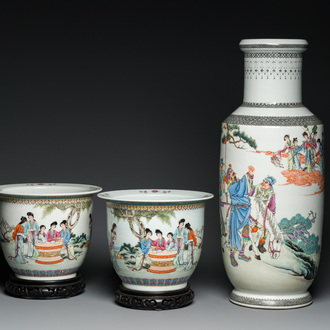Un vase de forme rouleau et une paire de jardinières en porcelaine de Chine famille rose, 20ème
