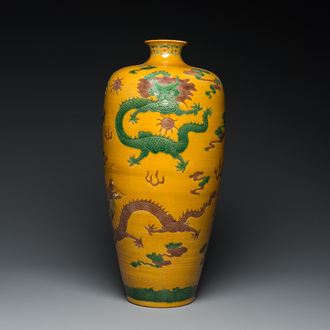 Grand vase de forme 'meiping' en porcelaine de Chine sancai à décor de dragons, 19/20ème