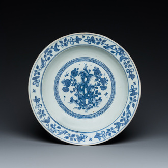 Plat en porcelaine de Chine en bleu et blanc à décor floral, Jiajing