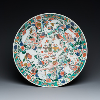 Plat en porcelaine de Chine famille verte à décor d'antiquités et d'animaux, Kangxi