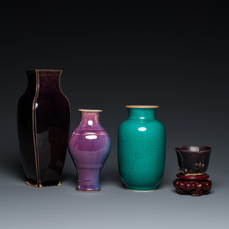 Trois vases en porcelaine de Chine monochrome et un bol en forme de lotus, Qing/République