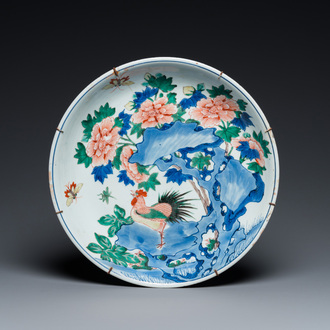 Rare plat en porcelaine de Chine wucai à décor d'un coq, époque Transition