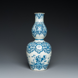 Vase de forme double gourde en faïence de Delft en bleu et blanc, 1er quart du 18ème