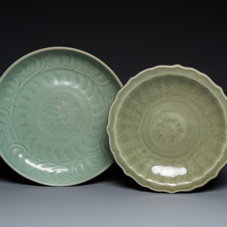 Twee Chinese Longquan celadon schotels met onderglazuur decor, Ming