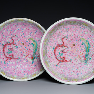 Paire de grands plats en porcelaine de Chine famille rose à décor d'un dragon et d'un phénix sur fond rose, 19ème