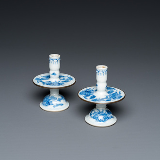 Paire de bougeoirs en porcelaine de Chine 'Bleu de Hue' pour le Vietnam, marque de Kim Ngoc Cam Kee 金玉錦記, 19ème