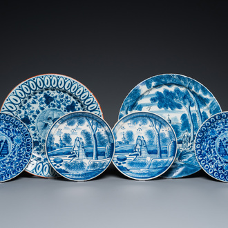 Deux plats et deux paires d'assiettes en faïence de Delft en bleu et blanc, 18ème