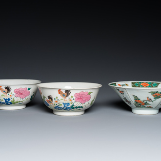 Une paire de bols en porcelaine de Chine famille rose à décor de coqs et un bol en famille verte, 18/19ème