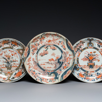 Trois plats en porcelaine Imari de Japon, Edo, 17/18ème