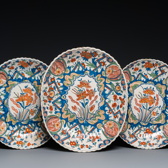 Trois plats godronnés de forme ovale en faïence de Delft polychrome à décor dit 'au tonnerre', 1er quart du 18ème