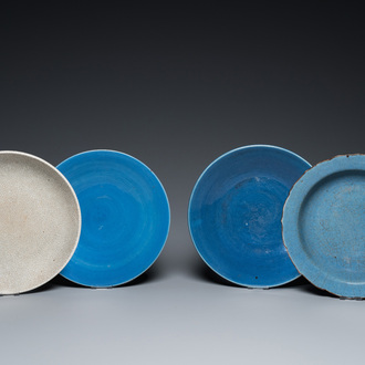 Quatre plats en porcelaine de Chine en bleu monochrome et à fond craquelé, 19/20ème