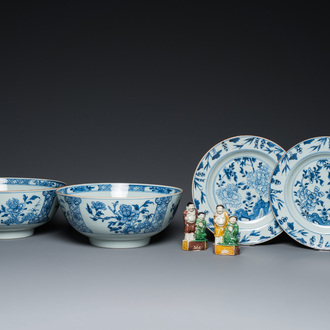 Une paire de bols et une paire d'assiettes en porcelaine de Chine en bleu et blanc et une paire de groupes en biscuit émaillé vert, Kangxi/Qianlong