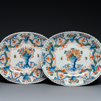 Paire de plats godronnés de forme ovale en faïence de Delft polychrome, 1er quart du 18ème