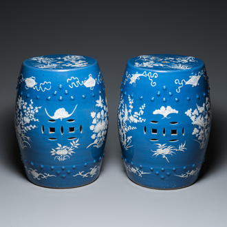 Paire de tabourets en porcelaine de Chine à décor en engobe blanche sur fond bleu, 19ème