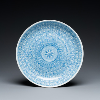 Un plat en porcelaine de Chine en bleu et blanc à décor floral, marque et époque de Guangxu
