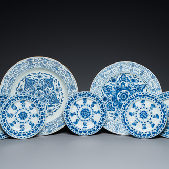 Deux plats et cinq assiettes en porcelaine de Chine en bleu et blanc à décor floral, Kangxi