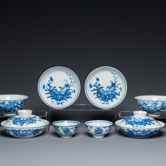 Une paire de bols couverts, une paire de coupes et six bols en porcelaine de Chine en bleu et blanc, marque et époque de Guangxu