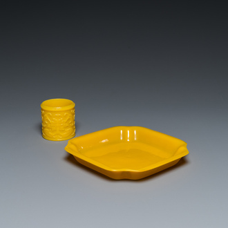 Une boîte cylindrique et une coupe en verre jaune de Pékin, Chine, Qing/République