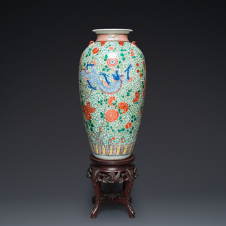 Très grand vase en porcelaine de Chine famille verte sur socle en bois, 19ème