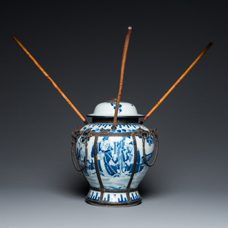 Vase couvert en porcelaine de Chine en bleu et blanc monté en pipe à eau pour le Vietnam, marque de Daoguang, 19ème
