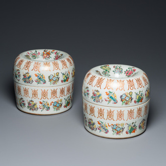 Rare paire de boîtes couvertes pour ranger des colliers mandarins en porcelaine de Chine famille rose, 19ème