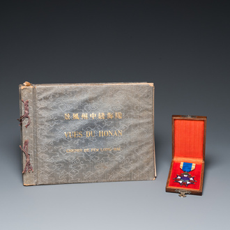 Une médaille de l'ordre du mérite de la république 1ère classe et son document de 1918, et le livre: 'Vues de Honan', 1920