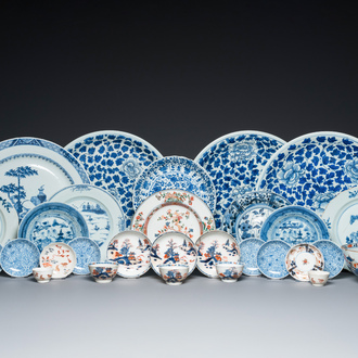 Belle collection de porcelaines de Chine, la majorité en bleu et blanc, Kangxi et postérieur